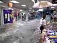 中国のショッピングモールでの大洪水