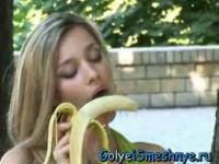 美女がバナナをいやらしく食べる。