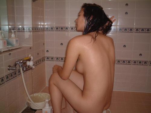 風呂場で撮った彼女とかのヌード画像10